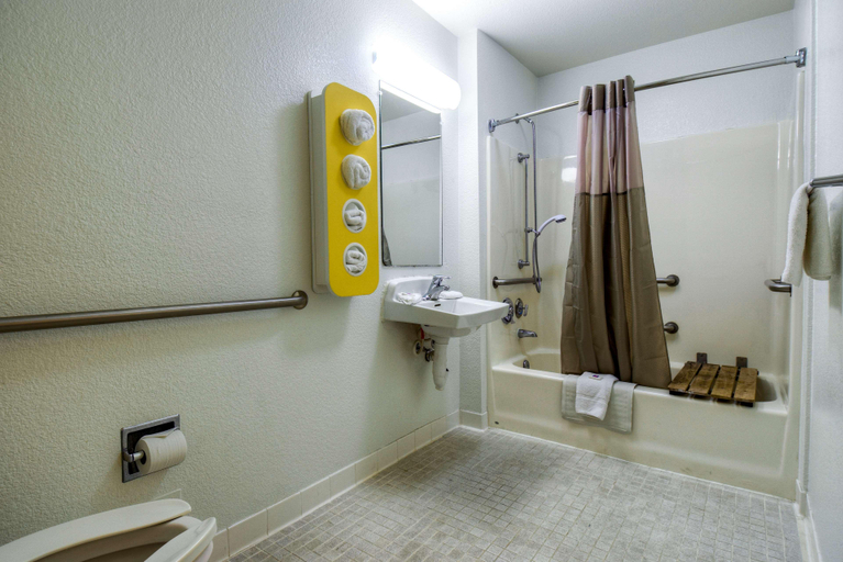 Bathroom 5, Motel 6 Escondido, San Diego