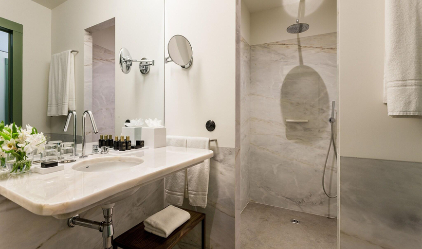 Bathroom 4, One Shot Aliados Goldsmith, Porto