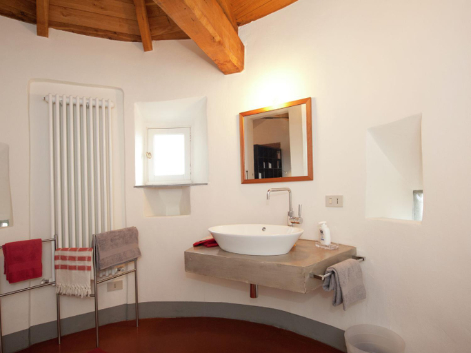 Bathroom 3, A Romantic Rocca Retreat, Alessandria