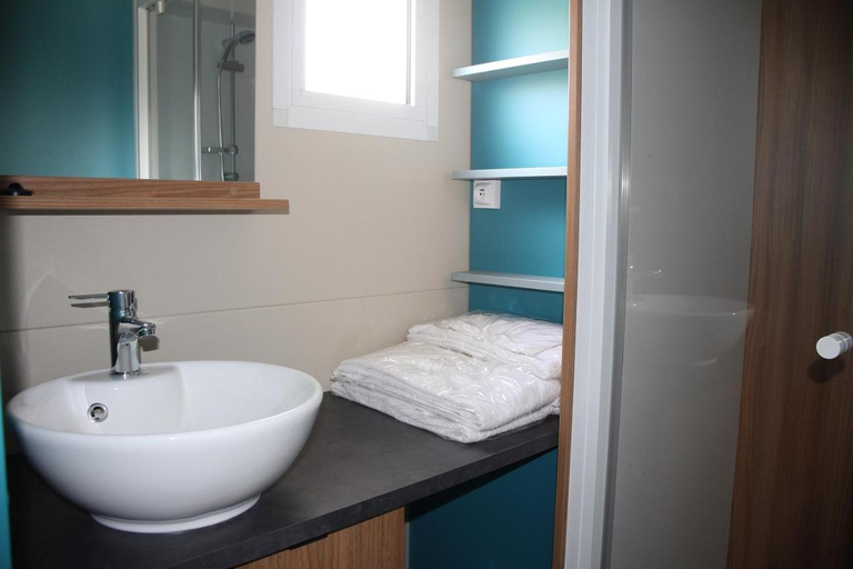 Bathroom, Camping Le Clos du Rhone, Bouches-du-Rhône