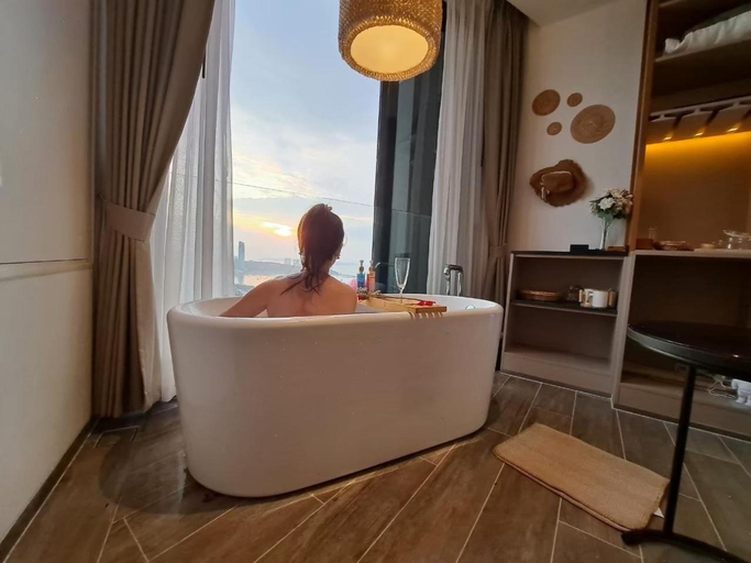 Bathroom 2, Edge Central Pattaya by Mickey, Pattaya