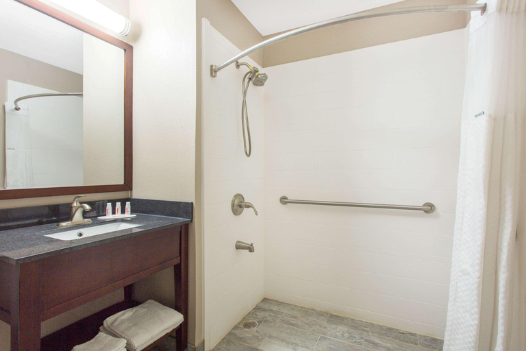 Bathroom 4, Super 8 by Wyndham Columbus Airport, Muscogee