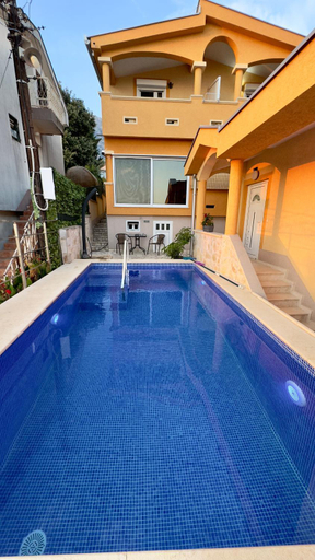 Others 2, Apartmani Carovac