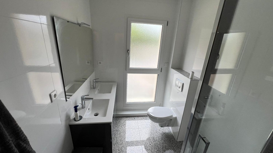 Bathroom, Room with double size bed in Kaysersberg center, Haut-Rhin