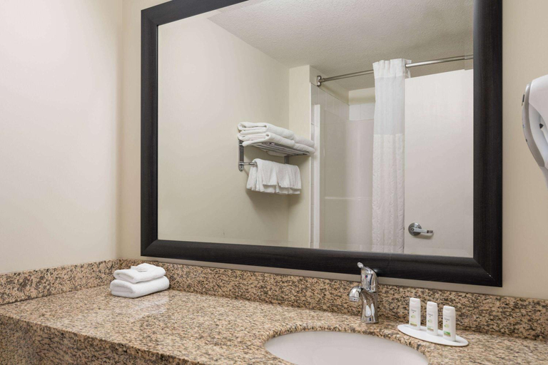 Bathroom 4, Super 8 by Wyndham Sherwood Park/Edmonton Area, Division No. 11