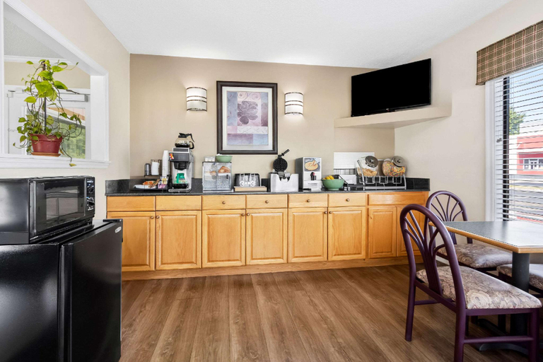 Food & Drinks 3, Econo Lodge St. George, Dorchester