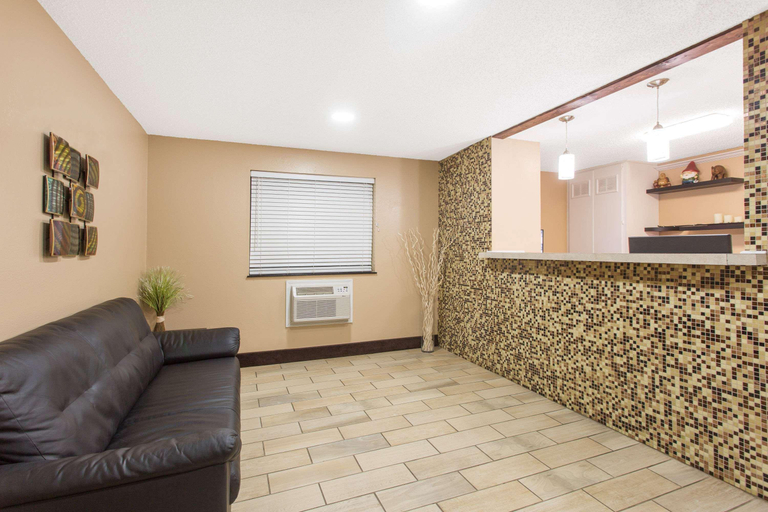 Public Area 2, Super 8 by Wyndham Columbus Airport, Muscogee