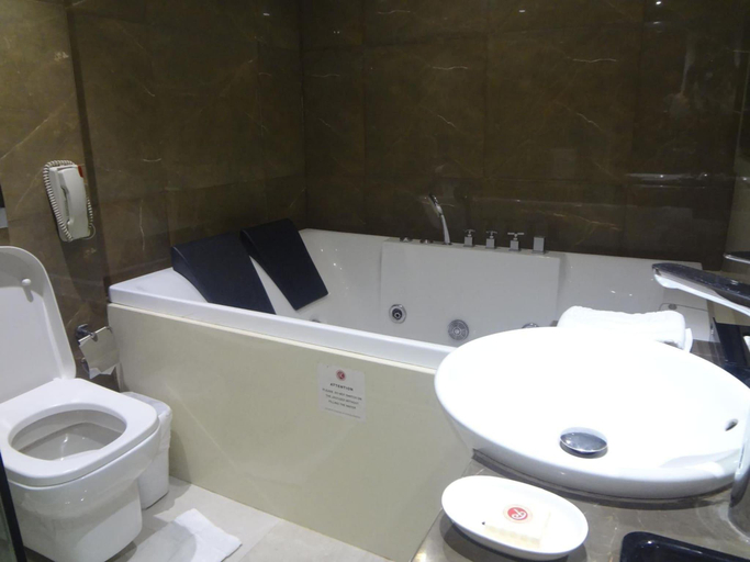 Bathroom 5, Ramee Guestline - Juhu, Mumbai Suburban