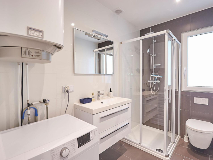 Bathroom 3, Holiday Home in Mauroux with Pools Vineyards, Lot