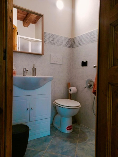 Bathroom 3, Arca di Ne, Genova