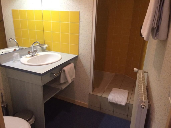 Bathroom 3, Hotel Restaurant Le César, Puy-de-Dôme