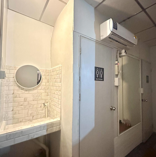 Bathroom 4, Bed Space Hostel, Phra Nakhon