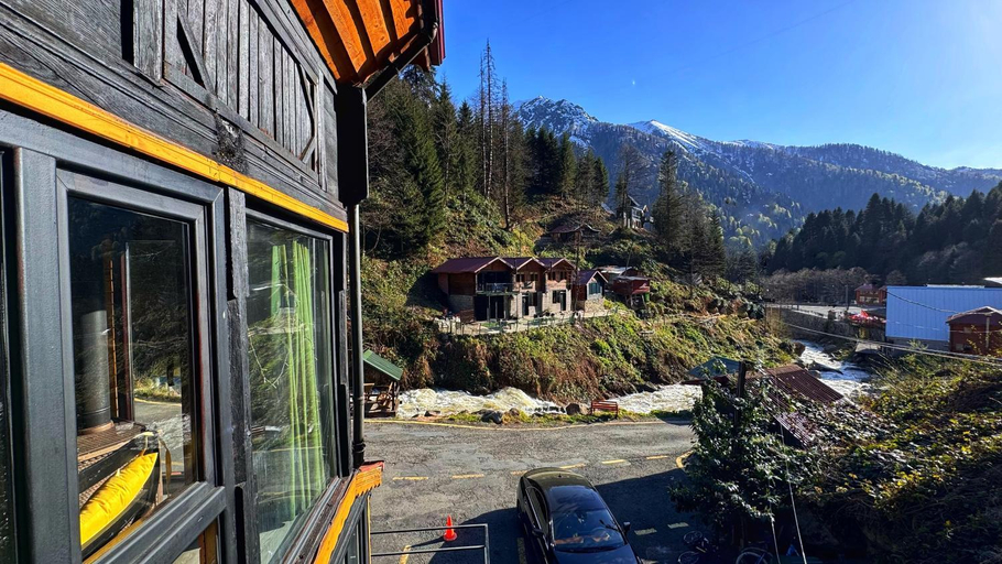 Exterior & Views