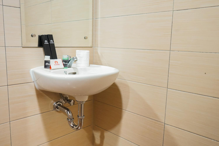 Bathroom 2, Modern Studio at Margonda Residence 5 By Travelio, Depok