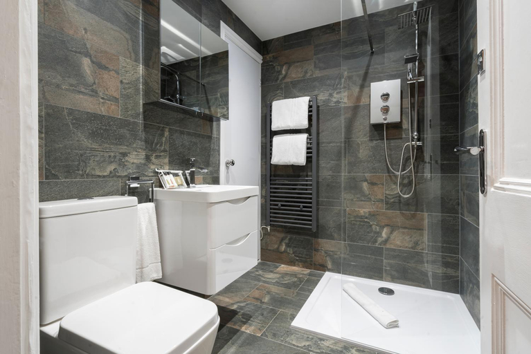 Bathroom 4, Courtyard Apartments, Cumbria