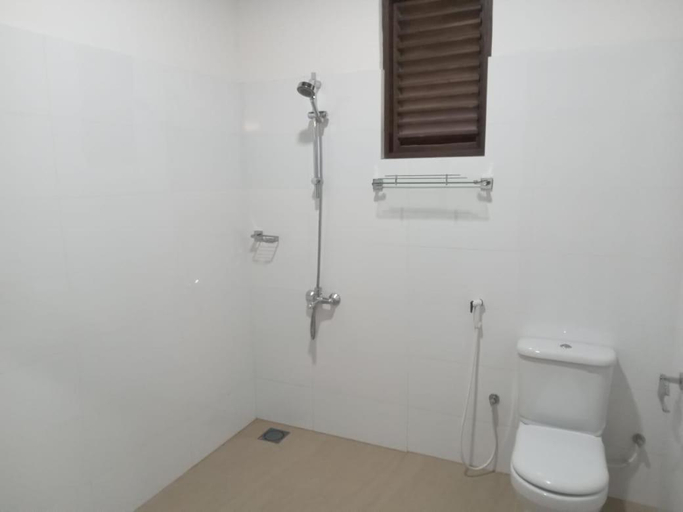 Bathroom 2, Nature Nest Home Stay, Tangalle