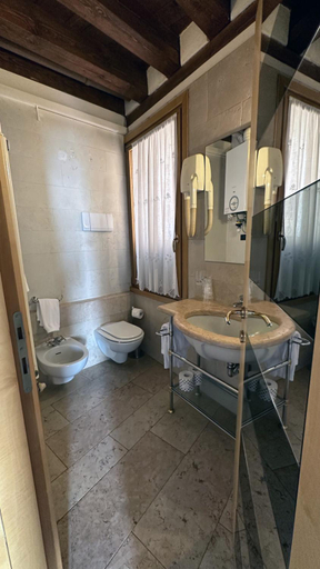 Bathroom 3, San Simeon Apartments, Venezia
