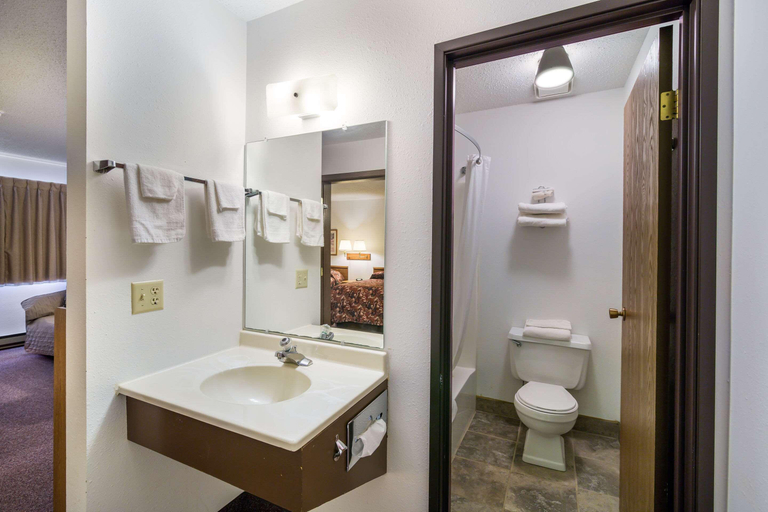 Bathroom 4, Rodeway Inn Gateway to Medora T-Roosevelt , Wibaux