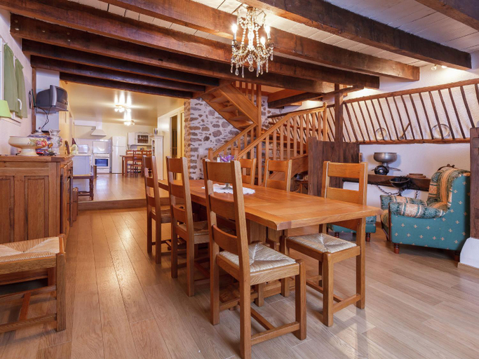 Food & Drinks 4, Calvinet Countryside Escape, Cantal