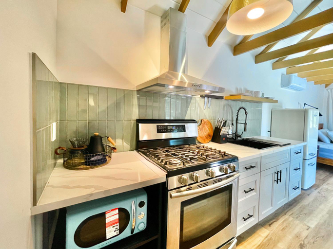 Others 3, Sunny Days Tiny House with private entrance, pool and view, Los Angeles