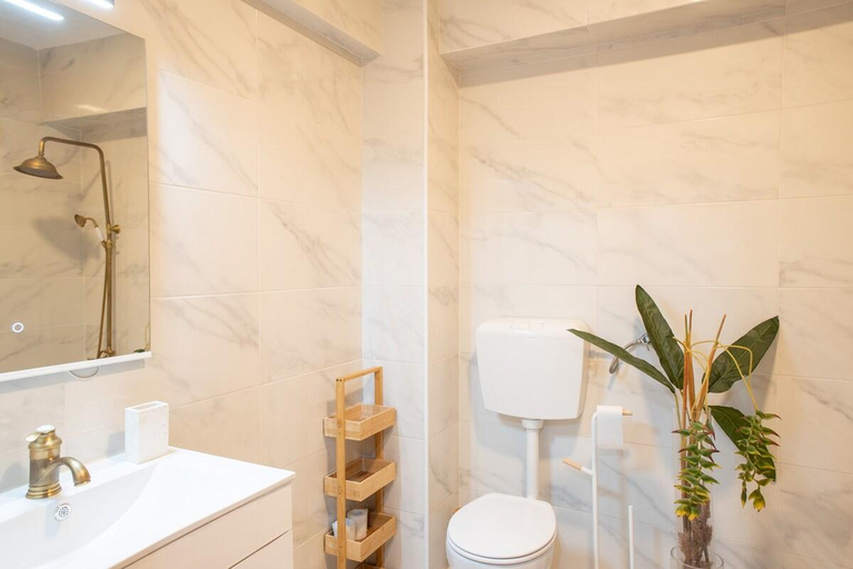 Bathroom 2, Aroeira Turquoise Home, Almada