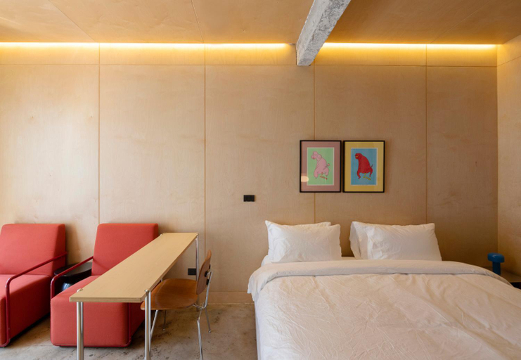 Others 5, Stupid Stay, Khlong San