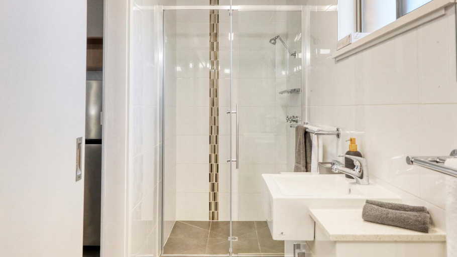 Bathroom 4, Deniliquin Motel, Deniliquin