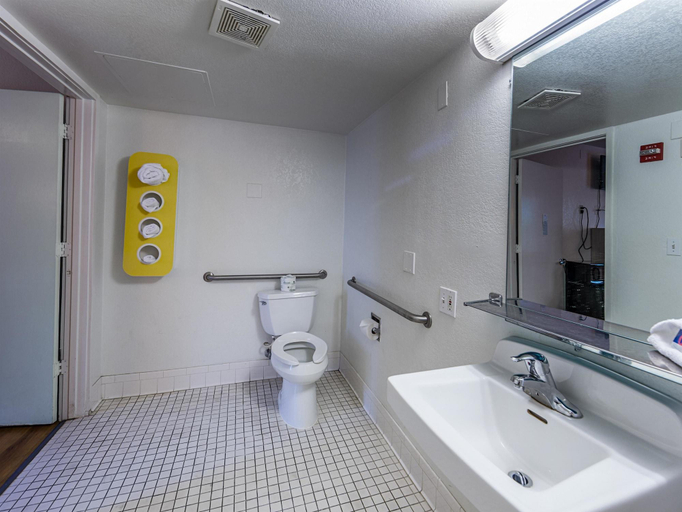 Bathroom 4, Motel 6 Yreka, CA, Siskiyou