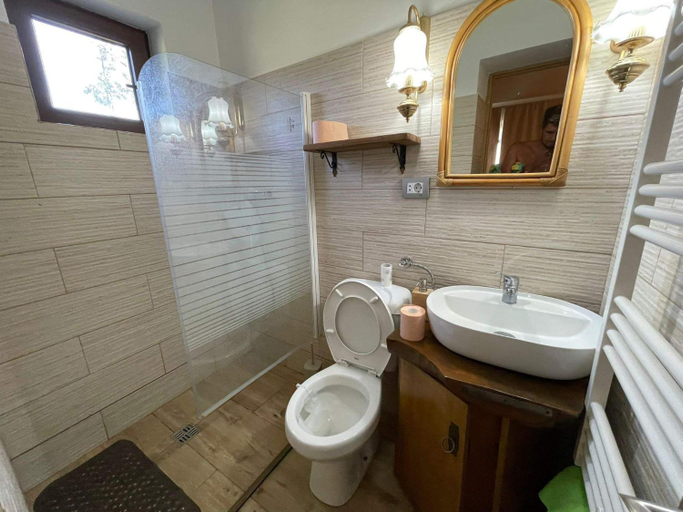 Others 5, MOGA House, Tarnaveni