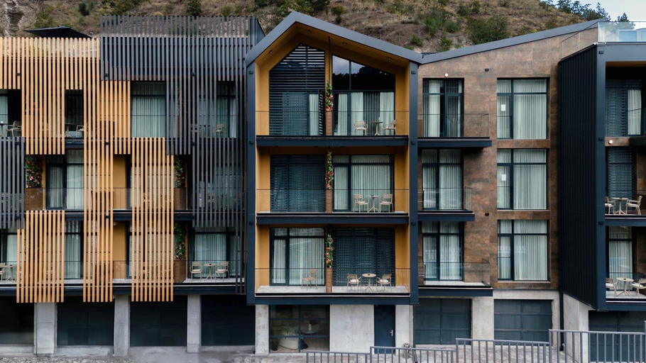 Exterior & Views