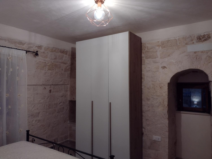 Others 5, La casa di pietra, Bari