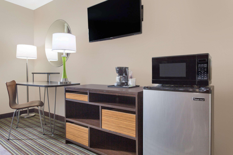 Bedroom 3, Super 8 by Wyndham Columbus Airport, Muscogee