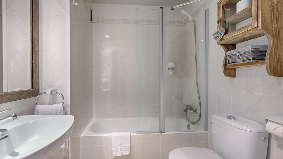 Bathroom 3, Hotel Ribaeta, Lleida