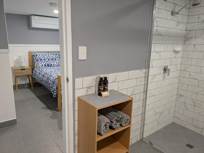 Bathroom 2, Superior Private Bedroom & Ensuite - City & Strand Beach Location, North Ward-Castle Hill