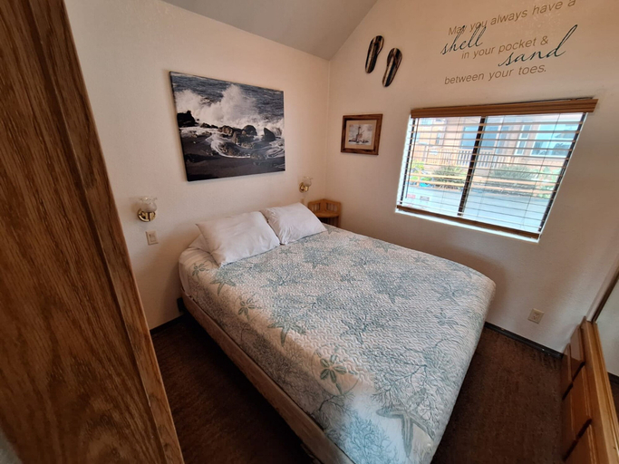 Bedroom 3, Ocean Front Cabin 14 w Jacuzzi Gorgeous Views, Del Norte