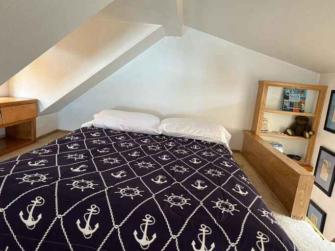 Bedroom 3, Oceanfront Cabin 3 w Jacuzzi Impressive Views, Del Norte
