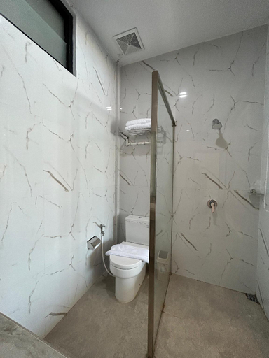 Bathroom 14