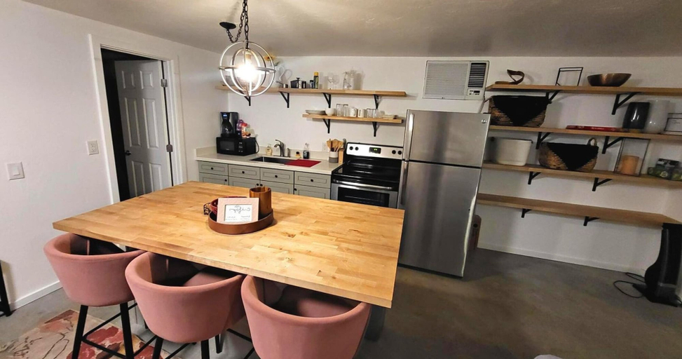 Room 2, Stunning Phoenix Studio Stylish Oasis in a Prime Location, Maricopa
