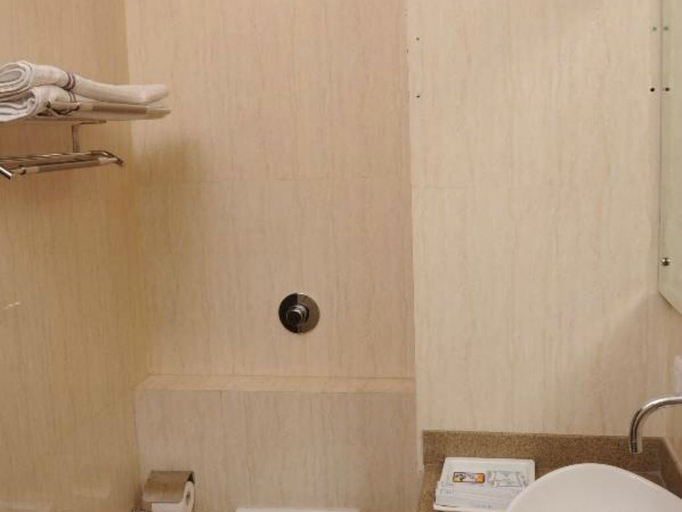 Bathroom 4, Hotel Diamond inn, Chandigarh