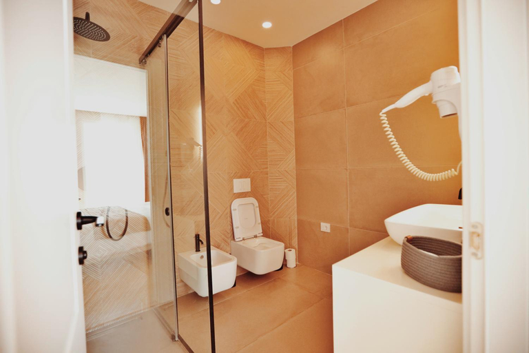 Bathroom 2, Grand Mirage, Vlorës
