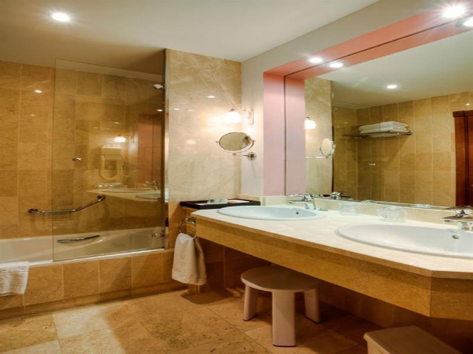 Bathroom 13
