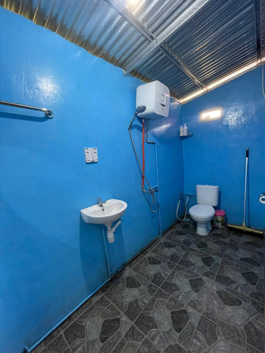 Bathroom 3, Hobbit Hill, Manggarai