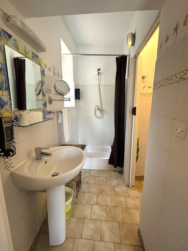 Bathroom, Hôtel Le Bon Accueil, Corse-du-Sud