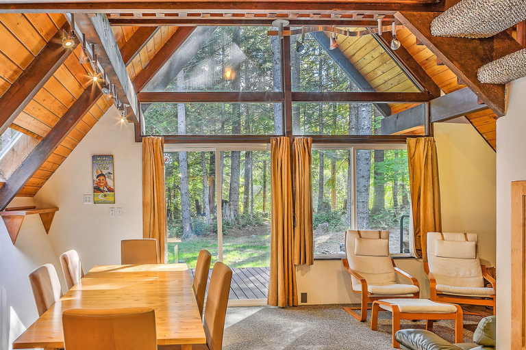 Room 3, Four Stone Lodge Near Mt Rainier, Pierce
