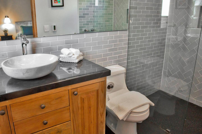 Bathroom 5, Casa de la Noche, Allende