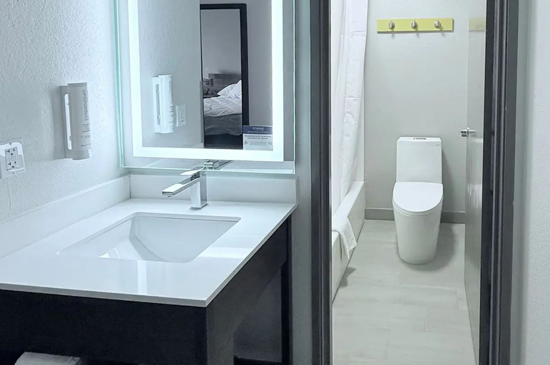 Bathroom 5, Clarion Pointe Shreveport West, Caddo