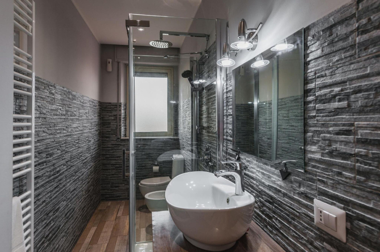 Bathroom, Leonardo 5 House by Wonderful Italy, Catania
