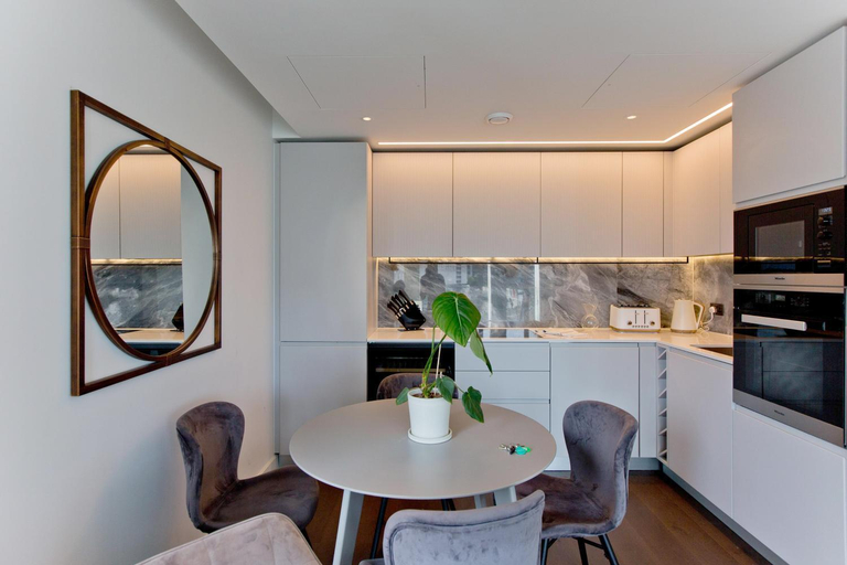 Others 5, Fabulous Westfield 2 bed, London