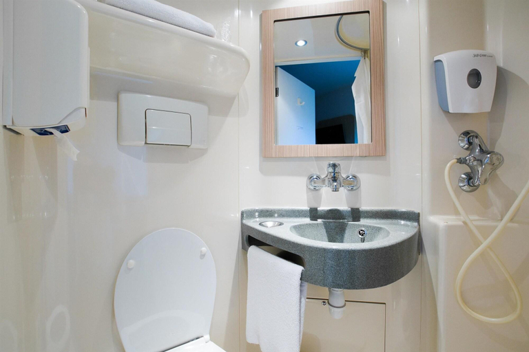 Bathroom 5, Premiere Classe Angers Sud Les Ponts De Ce, Maine-et-Loire