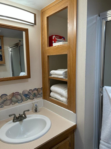 Bathroom 4, Oceanfront Cabin 3 w Jacuzzi Impressive Views, Del Norte